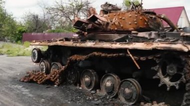 Ukrayna 'da savaş, alçak irtifada imha edilmiş bir tankın etrafında bir dron uçuyor.