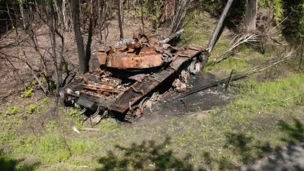 Krig Ukraina Förstörd Tank Står Ett Skogsbälte Drönare Flyger Runt — Stockvideo