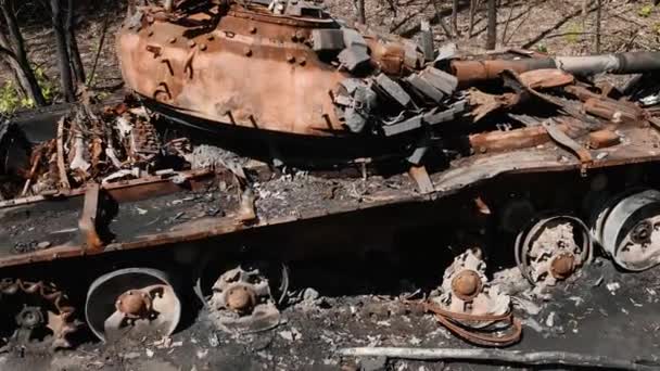在乌克兰的战争中 一辆被毁的坦克在一旁 一架无人驾驶飞机从侧面绕着一辆蒙羞的坦克飞行 空中摄影 — 图库视频影像
