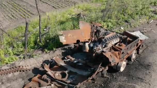 ウクライナでの戦争 戦車を破壊し ドローンはロシアの戦車の残骸の周りを飛び回り 空中写真 — ストック動画