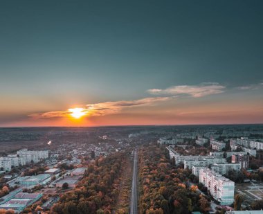 Sonbahar şehri, Ukrayna şehri günbatımının arka planına karşı, insansız hava aracı görüntüsü, hava fotoğrafçılığı.