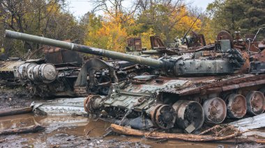 Ukrayna 'daki savaş, imha edilmiş Rus ekipmanlarının mezarlığı, imha edilmiş tank, Izyum, Harkiv bölgesi