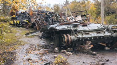 Ukrayna 'daki savaş, imha edilmiş Rus teçhizatı, tahrip edilmiş tank, Izyum, Harkiv bölgesi
