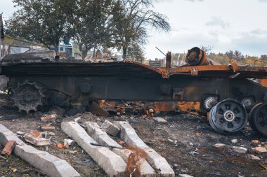 Ukrayna 'da savaş, mühimmat patlaması, imha edilmiş Rus tankı, Harkiv bölgesi.