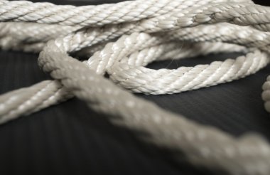 Deri üzerinde beyaz ip