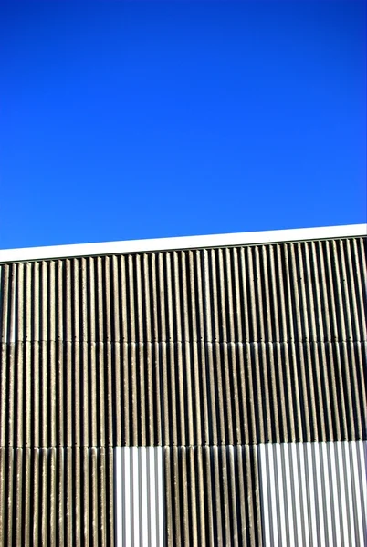 Гофрированный фасад — стоковое фото