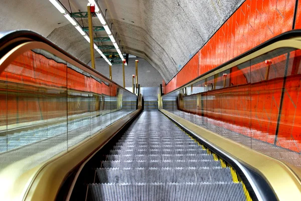 Rote Rolltreppe — Stockfoto