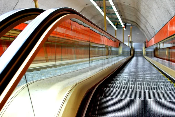 Rote Rolltreppe — Stockfoto