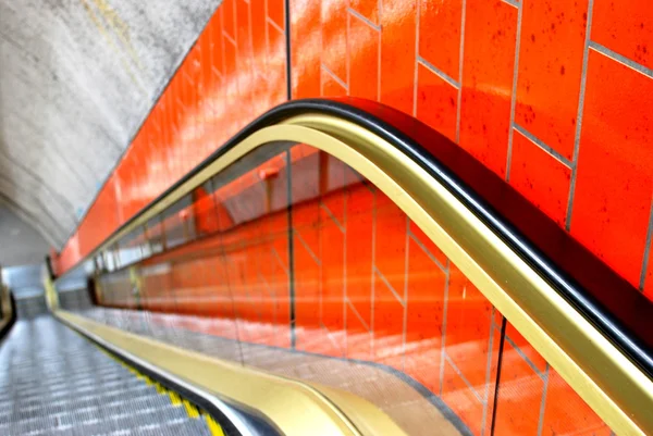 Röd rörliga trappor — Stockfoto