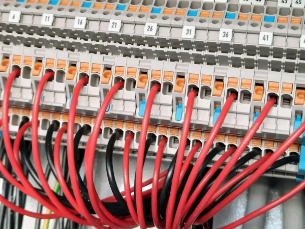 bir çok veri satırına sahip elektronik şalter