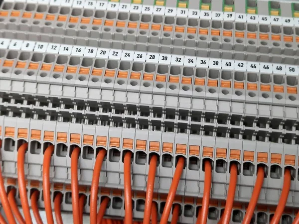 bir çok veri satırına sahip elektronik şalter