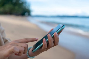 İş yapmak için akıllı telefonu kullanan kadın eli, sosyal ağ, iletişim konsepti.