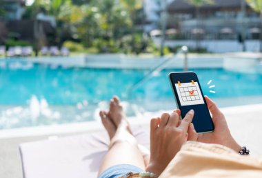 Kadınlar iş programlarını ve yapılacaklar listelerini planlamak ve takip etmek için akıllı telefonlarını kullanırlar.