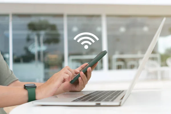 Заднем Плане Кафе Женщина Использует Ноутбук Иконкой Wifi Концепция Социальных — стоковое фото
