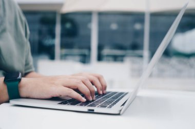 Çalışma masasında çalışmak için dizüstü bilgisayar kullanan insanlar. İş, finans, ticaret hisseleri ve sosyal ağ kavramı.