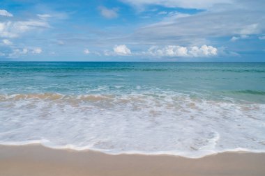 Tropikal doğa temiz plaj ve yazın beyaz kum ve açık mavi gökyüzü..