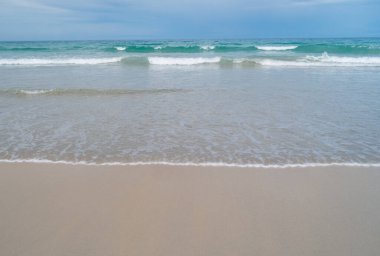 Tropikal doğa temiz plaj ve yazın beyaz kum ve açık mavi gökyüzü..