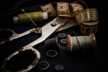 Dikiş makinesi. İğne ve iplik. Yüksük. Makas ver. Moda tasarımcıları, tasarımcılar ve terziler için dikiş aletleri. Terzilik.