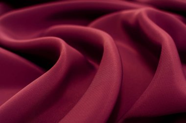 Bir parça bordo, kırmızı bez. Arka plan ve tasarım çalışmaları için kumaş dokusu, güzel buruşuk ipek ya da keten deseni. Buruşuk bir kumaş parçası.