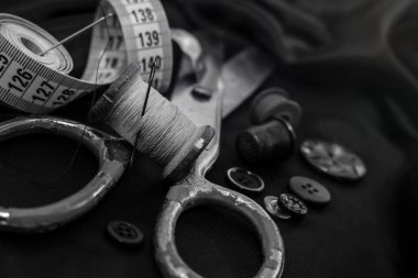 İğne, iplik, makas, dikiş makinesi. Terzi, moda tasarımcısı ve terzi aletleri. Retro Dikiş Araçları