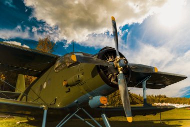 Mavi güneşli gökyüzüne karşı eski bir ışık uçağı. Savaş uçakları