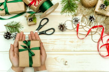 Yeni yıla hazırlanıyorduk. El yapımı hediyeler. Eller bir kutuda hediye paketliyor.