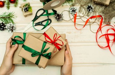 Yeni yıl ya da Noel hediyesi elinde bir kutuda. El yapımı hediyeler..