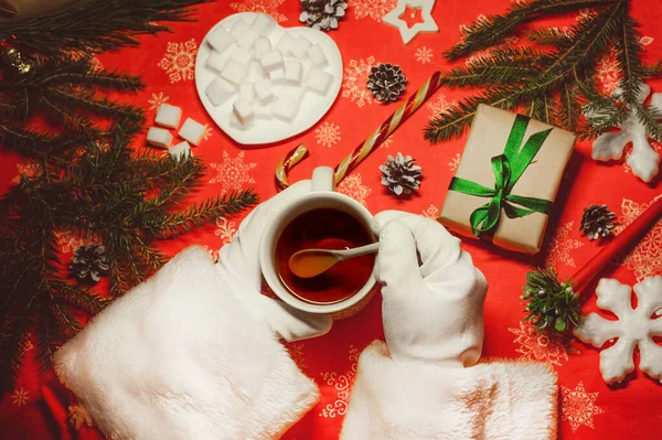 Ręce Świętego Mikołaja Trzymają Gorącą Herbatę Nowy Rok Boże Narodzenie — Zdjęcie stockowe