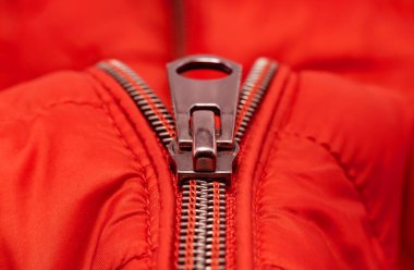 Açık kırmızı giysili fermuar, ceket. Kilitle fermuar kapatma.