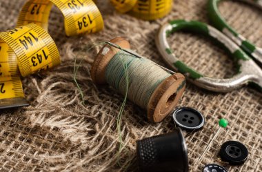 Terzi, terzi, moda tasarımcısı işi için geçmişe dönük aletler. İplik, makas, yüksük, düğme ve santimetre ile iğne