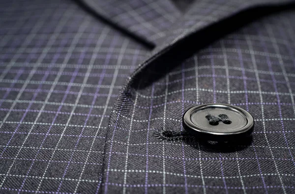 Bir Erkeğin Takım Elbisesine Yakın Plan Bir Düğme Erkek Kıyafetleri — Stok fotoğraf