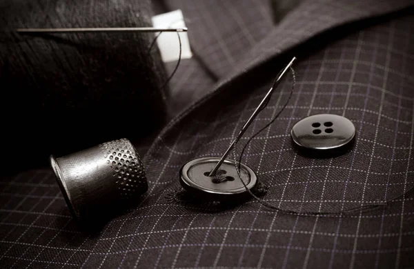 Bir Iğne Iplik Ekose Bir Elbisenin Düğmesini Diker Yüksük Tekstil — Stok fotoğraf