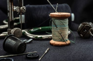 Kesmek ve dikmek için geçmişe dönük aletler. İplik, yüksük, dikiş makinesi ve makaslı iğne.