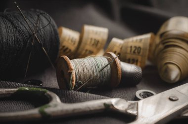 Kesmek ve dikmek için geçmişe dönük aletler. İplik, yüksük, santimetre ve makasla iğne. Terzi ve terzi.