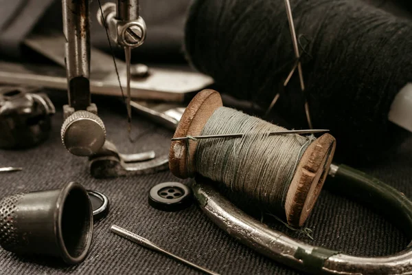 Retro Gereedschap Voor Snijden Naaien Naald Met Draad Vingerhoed Naaimachine — Stockfoto