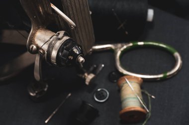 Kesmek ve dikmek için geçmişe dönük aletler. İplik, yüksük, dikiş makinesi ve makaslı iğne.