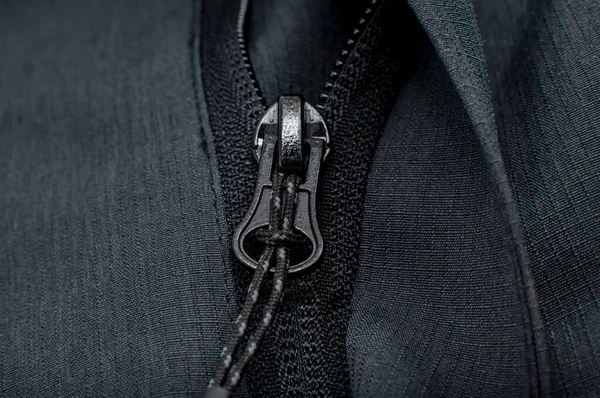 Giysilerinde Fermuar Ceketinde Ceket Siyah Arka Planda Ceketi Olan Beyaz — Stok fotoğraf
