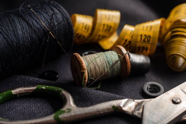 Terzi, terzi, moda tasarımcısı işi için geçmişe dönük aletler. İplik, makas, yüksük, düğme ve santimetre ile iğne