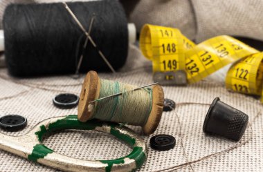 Terzi, terzi, moda tasarımcısı işi için geçmişe dönük aletler. İplik, makas, yüksük, düğme ve santimetre ile iğne
