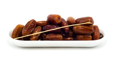 Beyaz arka planda beyaz organik bir kutunun içindeki tarihler. İzole tarih