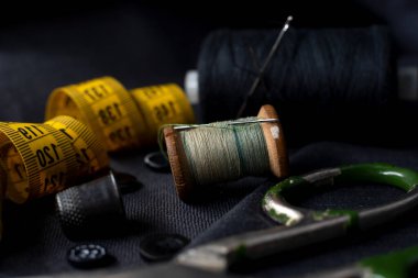 Kesmek ve dikmek için geçmişe dönük aletler. İplik, yüksük, santimetre ve makasla iğne. Terzi ve terzi.