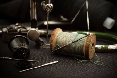 Eski dikiş makinesi, iplikli iğne, makas ve yüksük. Terzi, terzi ve elbise dikmek için moda tasarımcısı aletleri. El yapımı.