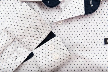 Erkek gömleği. Ekose gömleğin düğmeli kolu. Giysi parçası