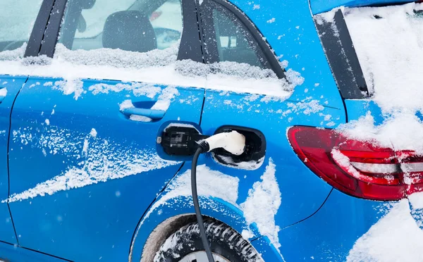 冬天给电动车充电 收费站生态友好型交通 免版税图库照片