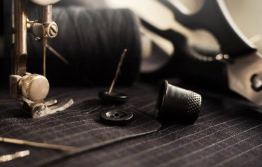 Eski dikiş makinesi, iplikli iğne, makas ve yüksük. Terzi, terzi ve elbise dikmek için moda tasarımcısı aletleri. El yapımı.