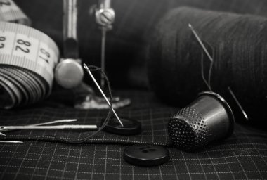 Eski dikiş makinesi, iplikli iğne, makas ve yüksük. Terzi, terzi ve elbise dikmek için moda tasarımcısı aletleri. El yapımı.