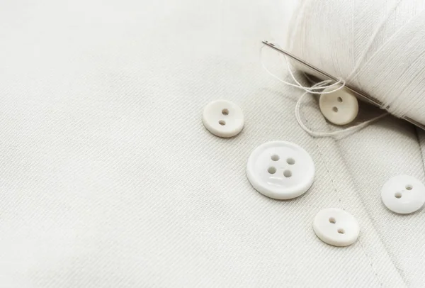 Βελόνα Λευκά Νήματα Κουμπιά Λευκό Ύφασμα Ρούχα Μέρος Των Ανδρικών — Φωτογραφία Αρχείου