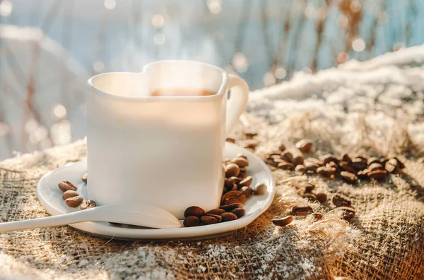 Filiżanka Kawy Kształcie Serca Śnieżnym Drewnianym Stole Kawa Słoneczny Zimowy — Zdjęcie stockowe
