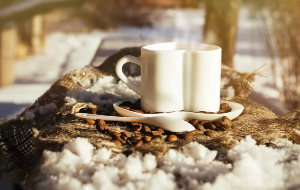 Filiżanka Kawy Kształcie Serca Śnieżnym Drewnianym Stole Kawa Słoneczny Zimowy — Zdjęcie stockowe