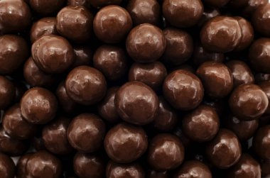 Çikolatalı süt topları. Çok sayıda kahverengi çikolata topunun arka planı